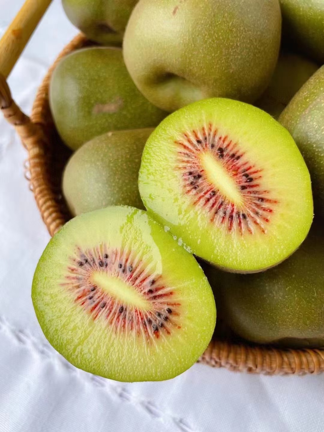 #農家果園 紅心獼猴桃果肉細嫩、香氣濃郁、口感香甜清爽、酸度極低-今日頭條